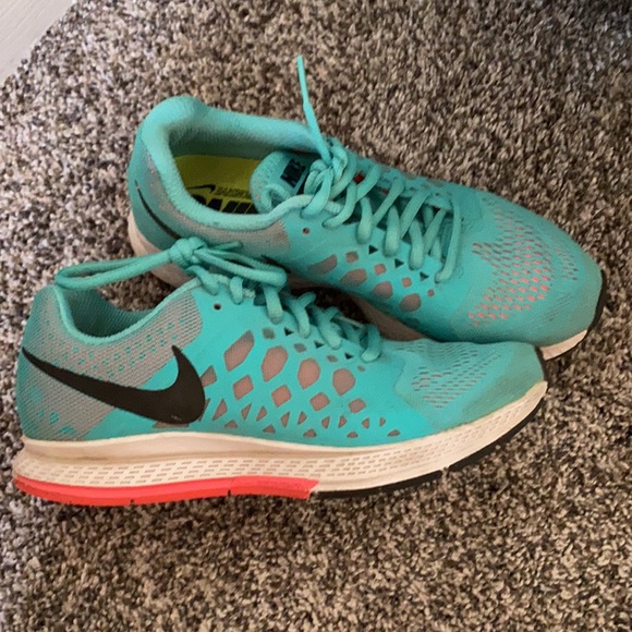 Nike running shoes - Picture 2 of 3
